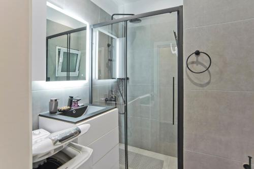 Steps from History Thissio 2BR Spotless Apt