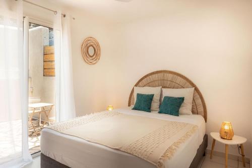 a bedroom with a large bed with blue pillows at Villa du Ruisseau in Saint-Louis