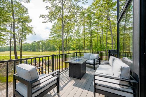 a screened porch with chairs and a table on a deck at Sunset On The Greens by Railey Vacations in McHenry