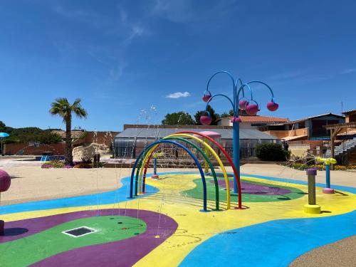 Mobil home 8 Personnes climatisé 3 chambres avec Piscines et Plage à pied à 500m à Canet-Plage