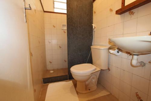 a bathroom with a toilet and a sink at Mountain View Guesthouse: Peaceful Retreat near Tiradentes in Prados