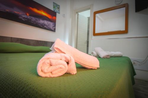 a bedroom with a bed with towels on it at bed and fly near 2 fontanarossa 800mt aeroporto catania in CTA
