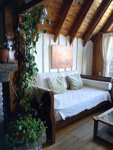 a couch sitting in a room with a window at Casa Patagónica con Vista al Lago y Jardín Ideal Familias en Bariloche in San Carlos de Bariloche