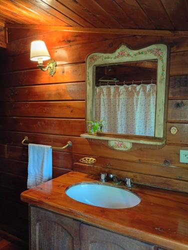 a bathroom with a sink and a mirror at Casa Patagónica con Vista al Lago y Jardín Ideal Familias en Bariloche in San Carlos de Bariloche