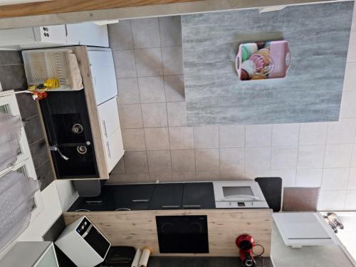 Petite maison في Queyrac: مطبخ صغير مزود بحوض وموقد