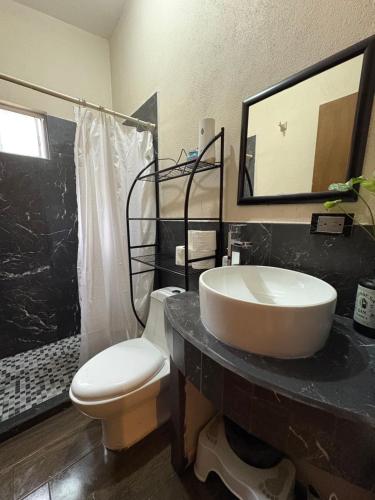 a bathroom with a white sink and a toilet at Casa compartida de 1 habitación a 10 min de la playa in La Paz