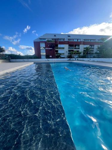 een zwembad voor een gebouw bij Cozy, fully renovated studio in Marigot
