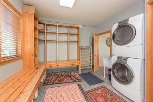 a laundry room with a washer and dryer at Boulder Creek Lodge by Railey Vacations in McHenry