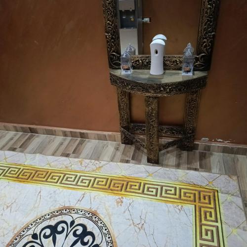 a bathroom with a table and a mirror and a rug at المناره هاوس in Wadi Musa