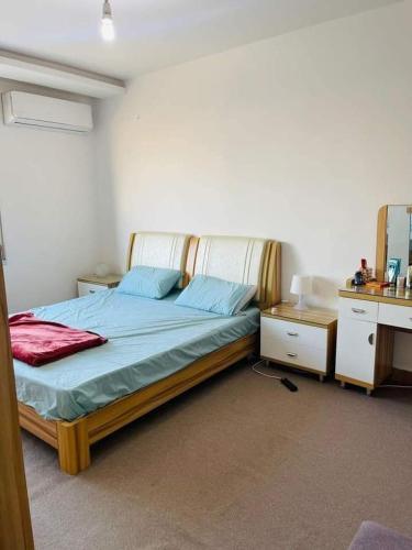 a bedroom with a bed and a desk and a mirror at المناره هاوس in Wadi Musa