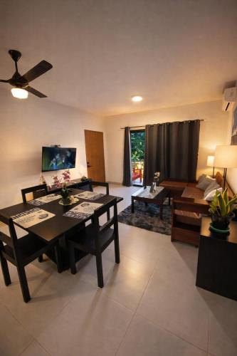 Modern 3 Bedroom Penthouse Apartment with Free Parking - 6