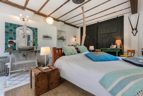 a bedroom with a large white bed with blue pillows at Kaffee&Kissen - Das Boutique Hotel am Rhein in Oestrich-Winkel