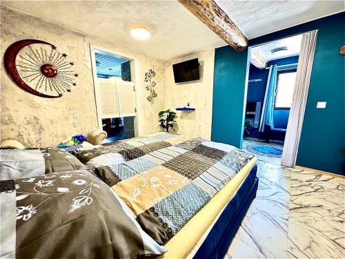 a bedroom with a bed and blue walls at Casa Alba in Mastershausen