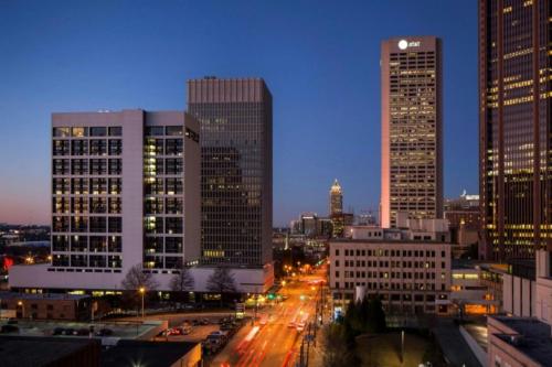a city skyline with tall buildings at night at Peachtree Hotel Midtown Atlanta in Atlanta