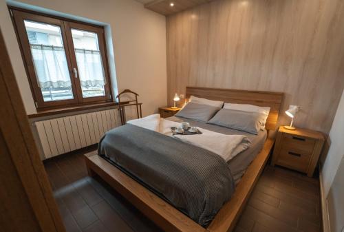 a bedroom with a bed and a window at Baita PierGi in Livigno