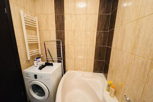 a bathroom with a toilet and a washing machine at Ho-Jack 2 - Apartment in Dudu