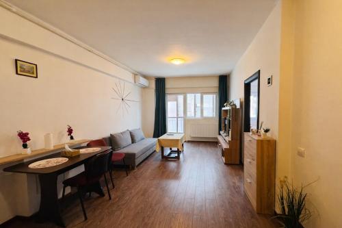 a living room with a couch and a table at Ho-Jack 2 - Apartment in Dudu