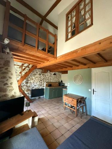 een grote woonkamer met een tafel en een keuken bij Le joli Cabanon in Cabasse