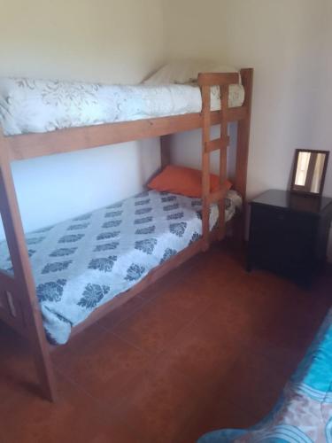 a bedroom with two bunk beds in a room at Cabañas Cosquín in Cosquín