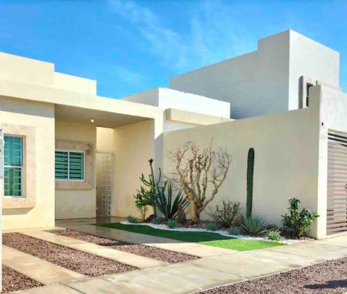 a white house with aiterranean style at Casa Familiar en La Paz BCS in La Paz