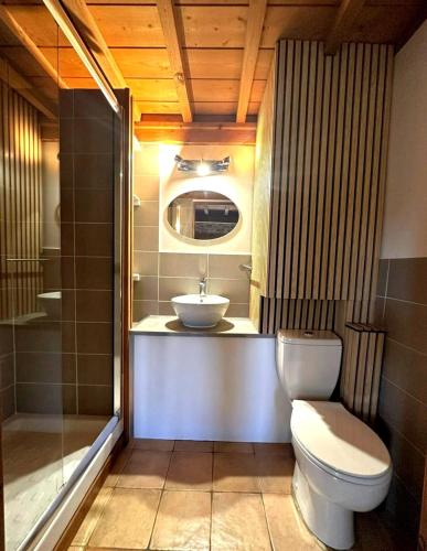 een badkamer met een toilet en een wastafel bij Le joli Cabanon in Cabasse