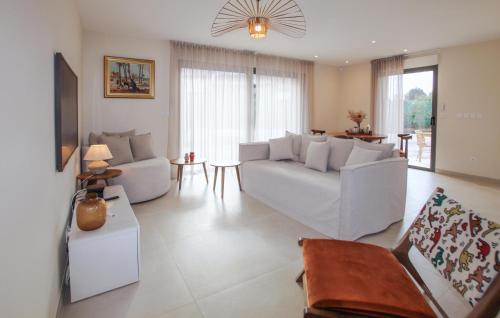Villa Moderne في بوك بيل إير: غرفة معيشة بها أريكتان بيضاوان وطاولة