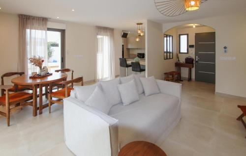 Villa Moderne في بوك بيل إير: غرفة معيشة مع أريكة بيضاء وطاولة