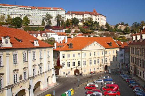 ulica miejska z samochodami zaparkowanymi przed budynkami w obiekcie Three Storks w Pradze