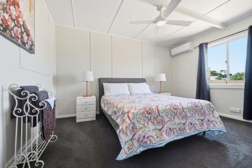 a bedroom with a bed and a window at Cottage on Carson in Geraldton