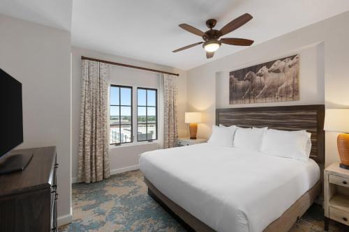 a bedroom with a large bed and a television at Club Wyndham La Cascada in San Antonio