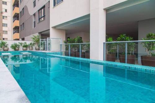 a swimming pool in the middle of a building at Apart St Bueno SuperKing Ar, Cozinha, Vaga in Goiânia