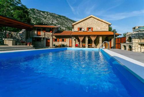 Holiday home in Drivenik 39096