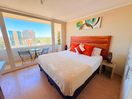 a bedroom with a bed and a large window at DEPARTAMENTO ACOGEDOR Y TRANQUILO en Chillán Centro, full equipado, ideal para descansar, Wifi y Estacionamiento in Chillán
