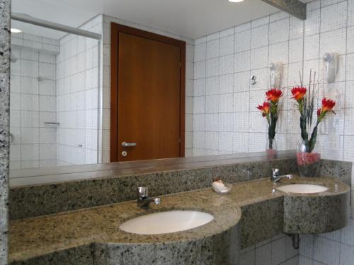 Vonios kambarys apgyvendinimo įstaigoje Costa do Mar Hotel