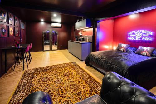 a living room with a bed and a kitchen at Le studio rock in Orthez