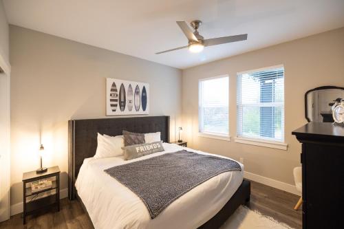 a bedroom with a bed and a ceiling fan at Sunflower Beach Cottage in Ocean Shores