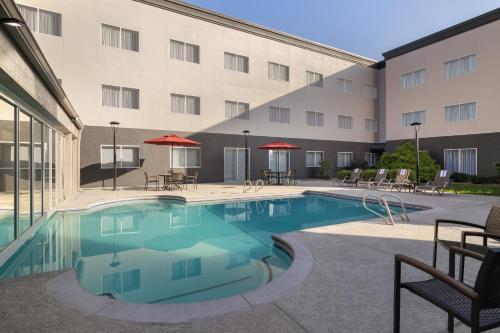 a swimming pool in front of a building at Holiday Inn Hotel & Suites Overland Park-West by IHG in Overland Park