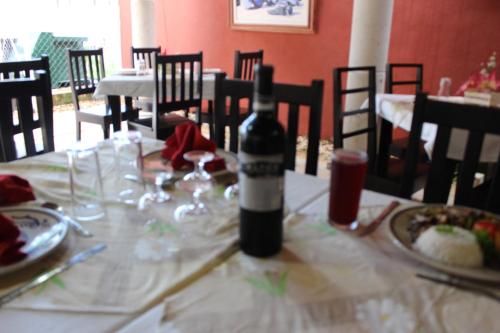 butelka wina stojąca na stole w obiekcie Hotel Turquesa Maya w mieście Felipe Carrillo Puerto