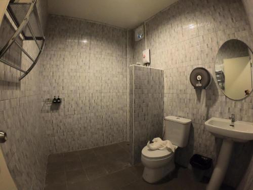 a bathroom with a toilet and a sink at โรงแรมบีคูลบูทีค in Ban Hua Phrong