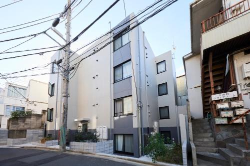 an apartment building with a lot of wires at とりっぱーずホテル方南町 in Tokyo