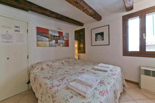 1 dormitorio con 1 cama con toallas en In the heart of BIENNALE ac wi-fi, en Venecia