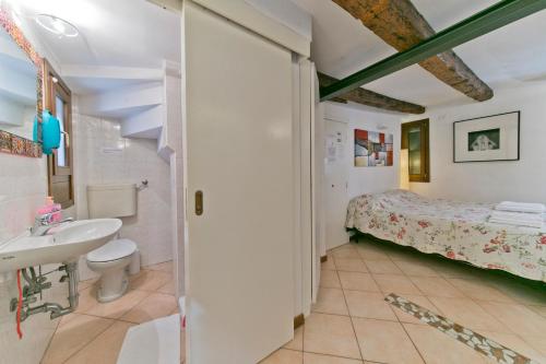 baño con lavabo y 1 cama en una habitación en In the heart of BIENNALE ac wi-fi, en Venecia