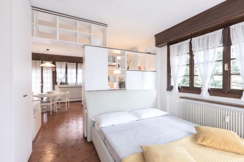 a bedroom with a bed and a dining room at Maison Leti Comfort Studio in Bellagio