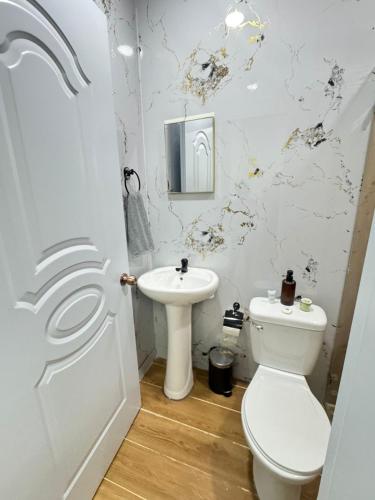 ein Badezimmer mit Toilette und Waschbecken in der Unterkunft Hotel Evers in Azua