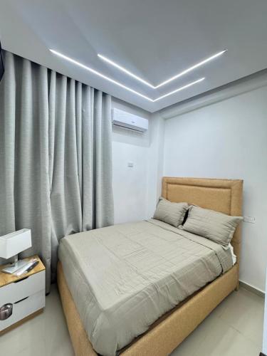 ein Schlafzimmer mit einem Bett in einem Zimmer mit Fenster in der Unterkunft Hotel Evers in Azua