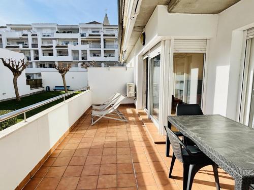 Encantador Bajo con Terraza Cerca Playa - ES-258-183