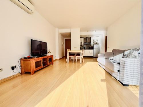 Encantador Bajo con Terraza Cerca Playa - ES-258-183