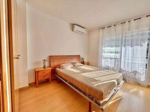Encantador Bajo con Terraza Cerca Playa - ES-258-183