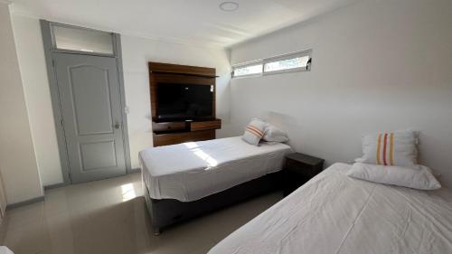เตียงในห้องที่ Santa Ana Central Rengo1