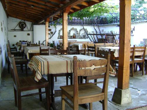 A restaurant or other place to eat at Guesthouse Koliovata Kashta